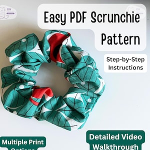 Può includere: Un elastico per capelli color turchese e bianco con un motivo a foglie e dettagli rossi. L'elastico è fatto di tessuto ed è un progetto fai-da-te. L'immagine include il testo "Easy PDF Scrunchie Pattern", "Step-by-Step Instructions", "Multiple Print Options", e "Detailed Video Walkthrough".