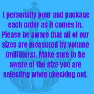 Puede incluir: Imagen de fondo turquesa con texto morado. El texto dice: "Personalmente vierto y empaqueto cada pedido a medida que llega. Tenga en cuenta que todos nuestros tama&ntilde;os se miden por volumen (mililitros)."