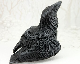 Raven Crow Figurine Sculpture Bird Totem Halloween Figurine Fantasy Sculpture Guardian Spirit Amulet Shamanic Native