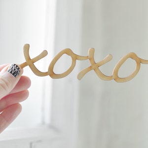 XOXO - Letras de madeira de 14 cm, madeira natural, prontas para decorar, decoração em madeira, corte a laser, madeira sem acabamento, sem pintura, placa de parede, palavras de madeira