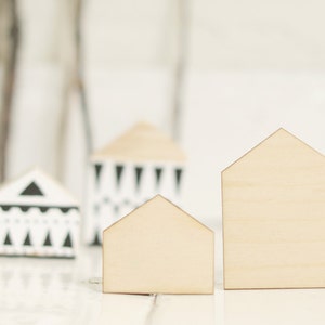 SET de 2 piezas - casas de madera, forma de casa, madera natural, listas para decorar, sin pintar, haz tus propias joyas, formas en blanco, espacios en blanco, pueblo