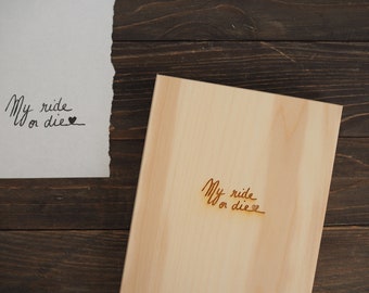 Caixa de madeira de pinho personalizada: gravada com a sua caligrafia.