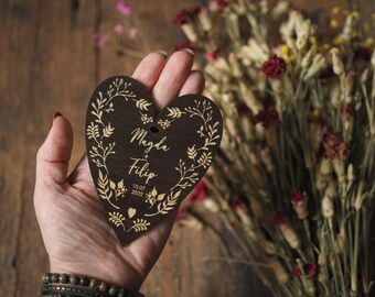 Personalized Wooden Commemorative Heart – Custom Engraving with Names and Date