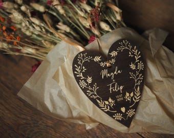Personalized Wooden Commemorative Heart – Custom Engraving with Names and Date