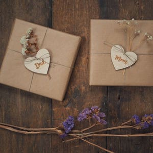 1 x wooden tag engraved, heart shape with engraving "Mom" or "Dad" - gift tag - natural wood - gift for mom, mothers fathers day, packaging