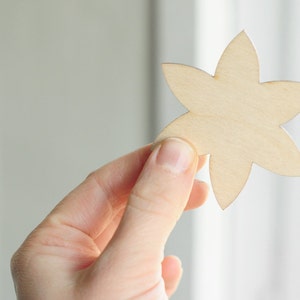 Forma di fiore in legno da 6,5 cm, legno naturale, pronta da decorare, non verniciata, crea i tuoi gioielli, forme di legno vuote fai da te, legno vuoto