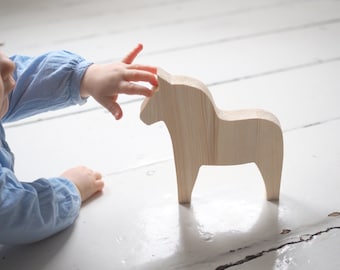 Dala Pferd Holzbild, naturbelassen, unbemalt, unbemalt, skandinavisches Design, Wanddeko fürs Kinderzimmer, Wanddeko fürs Babyzimmer