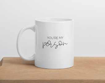 Op de afbeelding: Witte keramische mok met een zwarte inscriptie die "You're my person" luidt.
