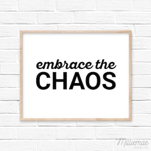 Omarm de chaos, afdrukbaar, digitaal, kunst aan de muur, typografisch, inspirerend, decor, zwart & wit, cadeau, thuis, kantoor, speelkamer, mok, kaart