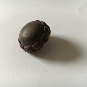 Jeden duży guzik w stylu Art Deco z lat 30. XX wieku – Brązowy, naturalny, ręcznie rzeźbiony – 7/8" 24 mm średnicy