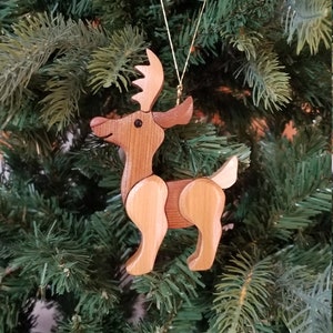 REINDEER CHRISTMAS ORNAMENT Carving.  A traditional spirited and creative collectible.