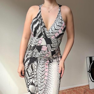 Asymetryczna sukienka z jedwabiu z nadrukiem w stylu panache, autorstwa Roberto Cavalli