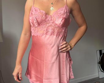 Vestido lencero corto de seda rosa melocotón estilo vintage Y2K de Victoria's Secret con encaje.