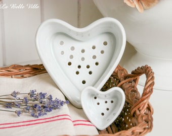 2 vintage heart-shaped dishes - French white ceramic cheese strainers - Old cheese molds - Cheese pots - Kitchen decor