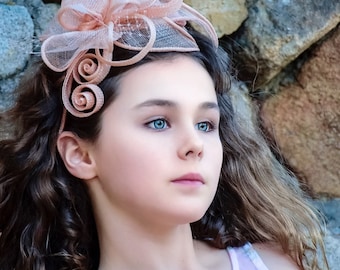 2021. Fascynator Kentucky Derby. Opaska dziewczęca. Mini kapelusz. Kapelusz w kolorze pudrowego różu. Akcesoria ślubne. Opaski na głowę