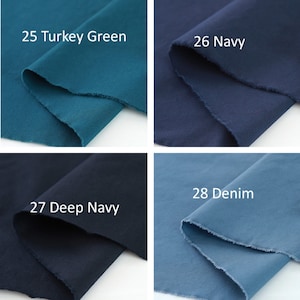 Puede incluir: Cuatro muestras de tela en tonos azules y verdes. Las muestras est&aacute;n etiquetadas con los siguientes colores: Verde Turqu&iacute;a, Marino, Azul Marino Oscuro y Denim. La tela tiene un borde sin rematar.