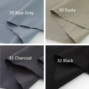 Puede incluir: Cuatro muestras de tela en diferentes colores: Azul Gris, Dusty, Carb&oacute;n y Negro. Cada muestra tiene un borde sin rematar y una etiqueta numerada. La tela parece ser un material de peso medio.