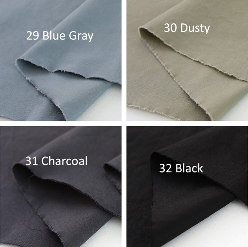 Puede incluir: Cuatro muestras de tela en diferentes colores: Azul Gris, Dusty, Carb&oacute;n y Negro. Cada muestra tiene un borde sin rematar y una etiqueta numerada. La tela parece ser un material de peso medio.