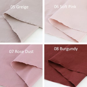 Puede incluir: Primer plano de cuatro muestras de tela en diferentes colores. Las muestras est&aacute;n etiquetadas: 05 Greige, 06 Rosa Suave, 07 Polvo de Rosa y 08 Borgo&ntilde;a. La tela tiene un borde sin rematar, y los colores var&iacute;an del beige claro al rojo oscuro.