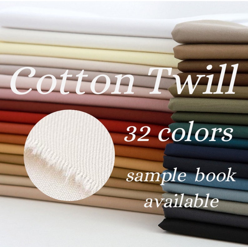 Puede incluir: Muestras de tela de sarga de algod&oacute;n en varios colores, desde blanco y beige hasta azul marino y negro. Se incluye un primer plano de la textura de la tela. El texto dice "Cotton Twill", "32 colores" y "muestra disponible".