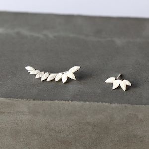 Blatt Ohr Kletterer, Sterling Silber, nicht übereinstimmende Blätter Minimalist Ohrschmeichler, Ohrschmeichler, Waldstift Ohrstecker, Blumen Ohrfeger