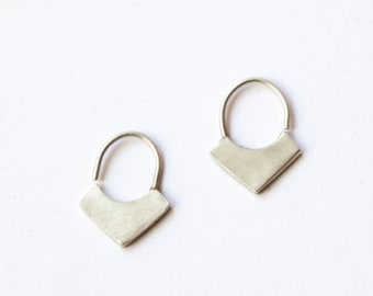 Piccoli cerchietti: orecchini geometrici in argento sterling