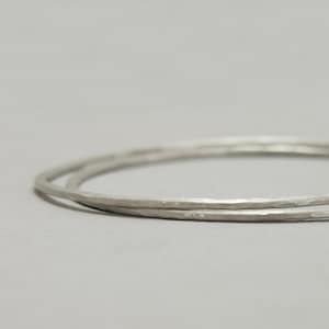Pulseiras de prata esterlina martelada, pulseiras minimalistas empilháveis, bracelete fino de prata, pulseiras boho empilháveis