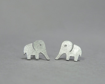 Poteaux d'éléphant, clous d'éléphant argentés, boucles d'oreilles de bonne chance de clous d'animaux, petits poteaux, clous de boho, cadeau pour elle