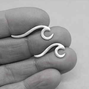 Wave ear climber, sterling silver, wave ear crawler, wave earring, ear sweeps, ear cuffs / grimpeur d&#39;oreille
