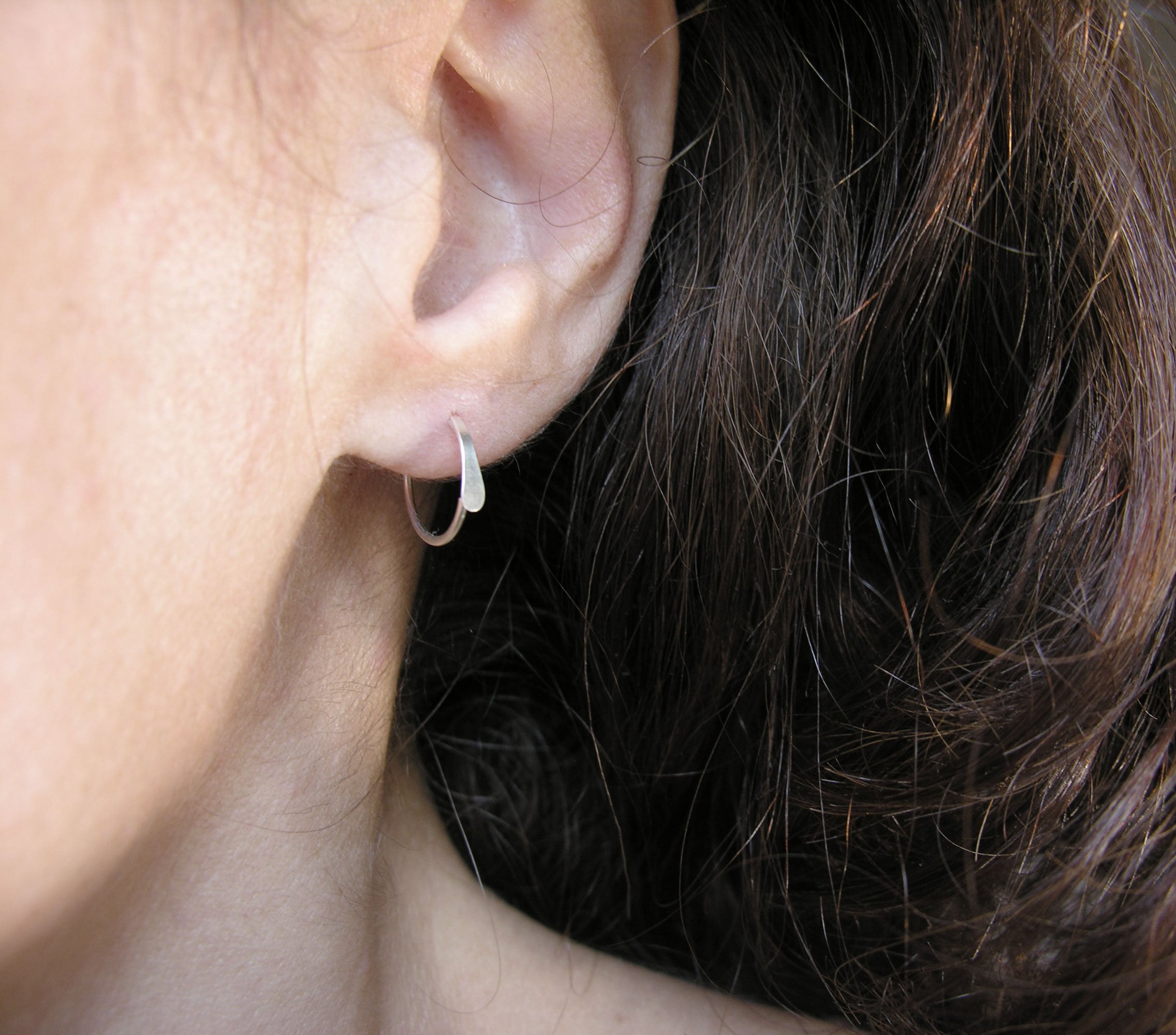 Delicati orecchini a cerchio Sleeper in argento sterling: gioielli unisex minimalisti - Italia
