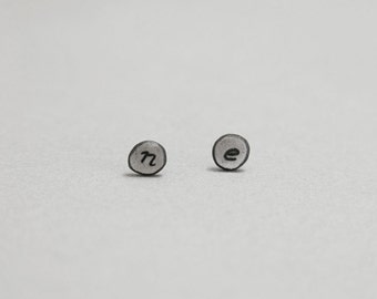 Clous de lettres, clous de cercle personnalisés, argent sterling, minuscules boucles d'oreilles initiales estampillées à la main, poteaux de monogramme, cadeau de Noël