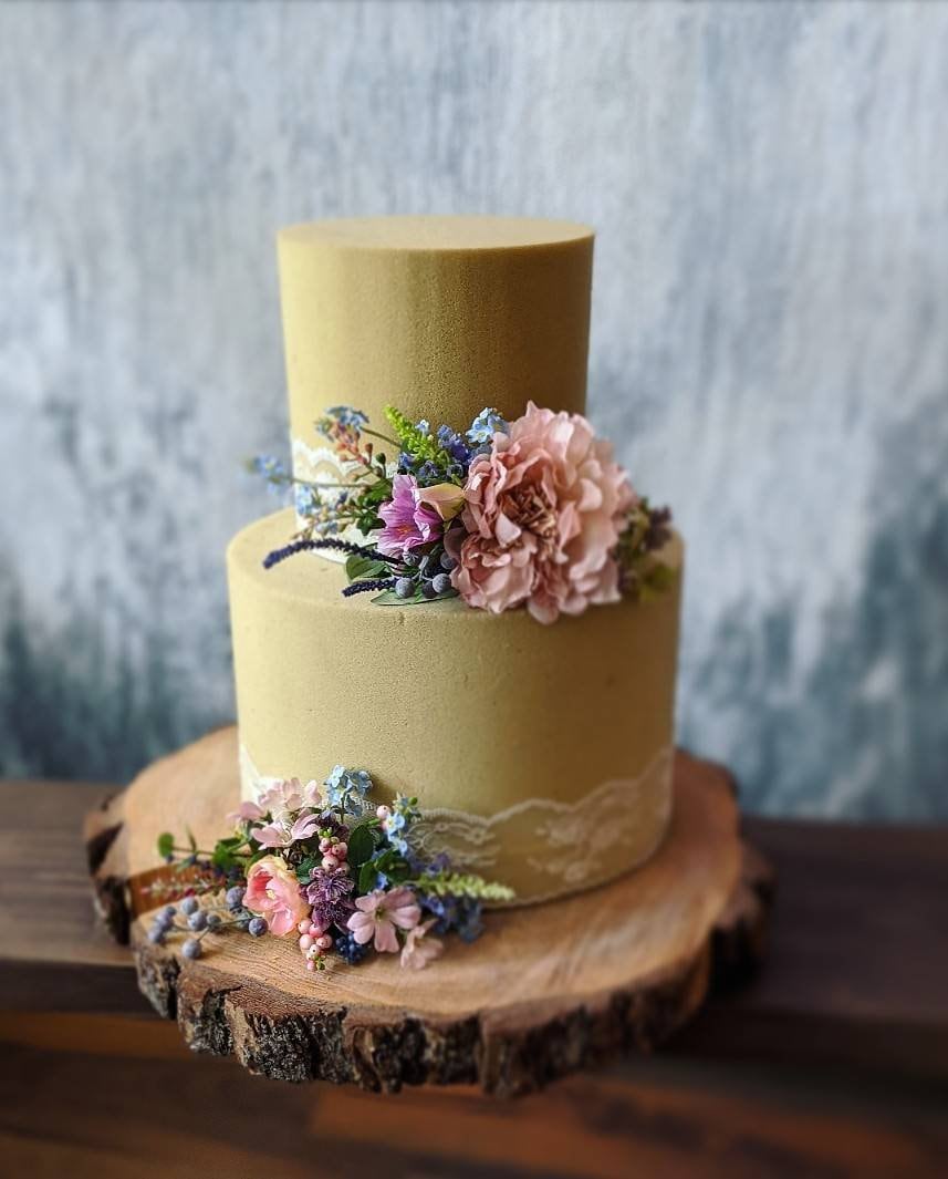 18+ Cakes Decorated With Daisies