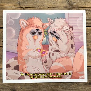 Puede incluir: Una taza de cerámica blanca con un asa negra y el texto "But First, Coffee" en un estilo manuscrito. La taza está sobre una superficie blanca. La taza mide 10 cm de alto.