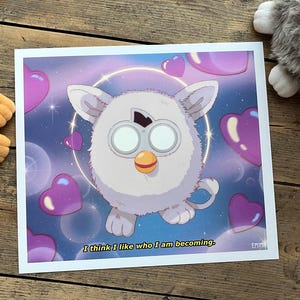 Puede incluir: Una impresión que presenta un personaje estilizado de Furby con ojos grandes, un pico amarillo y un cuerpo blanco. El fondo es un cielo estrellado con corazones morados y un halo brillante. El texto dice: "Creo que me gusta en quién me estoy convirtiendo."