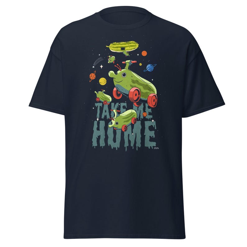 Peut inclure: T-shirt bleu marine avec un motif fantaisiste de v&eacute;hicules verts en forme de concombre avec des roues rouges, sur fond &eacute;toil&eacute;. Le texte "TAKE ME HOME" est affich&eacute; en dessous. Un design amusant et ludique.