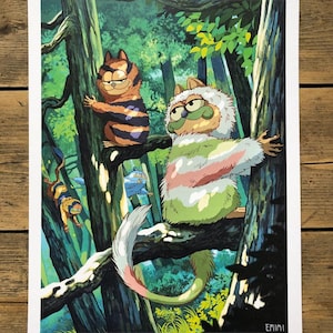 Puede incluir: Una ilustración colorida de cuatro gatos de dibujos animados en un entorno de bosque. Los gatos son verdes, naranjas y azules. El gato verde tiene una cola blanca y esponjosa y está sentado en una rama. El gato naranja está trepando a un árbol. El gato azul está sentado en una rama. El fondo es un bosque verde exuberante.