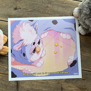 Puede incluir: Ilustración de un ser parecido a un Furby en tonos azules, rosas y amarillos. La imagen incluye el texto "What would you do if you weren't afraid?" y tres estrellas amarillas.