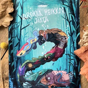 Puede incluir: Una ilustración colorida de un monstruo con el texto "VAROKAA HEIKKOA JAATA" en una escena submarina azul y verde.