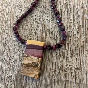 Imagen Collar colgante JASPE, MOOKAITA. Rubí y Granate, S.S. Piedras preciosas naturales facetadas. Paisaje del amanecer/Estilo boho orgánico terroso
