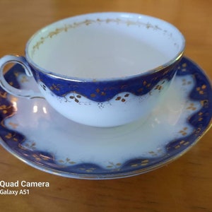 Antike Teetasse mit Untertasse. Handbemaltes Porzellan, Geometrisch dunkelblau & Gold Detail.