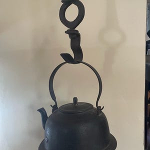 Antiek Japans traditioneel ijzer JIZAIKAGI met waterkoker voor het aanpassen van de kookhoogte boven het vuur.