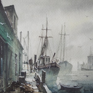 Peut inclure: Peinture à l'aquarelle d'une scène de port avec des bateaux et des bâtiments. La peinture présente des tons sourds de vert, de gris et de bleu, avec des mouettes dans le ciel. La signature de l'artiste est visible en bas à droite.
