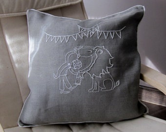 Pillow in linen, embroidered by hand.