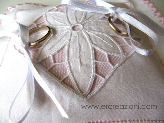 Cuscino Fedi Nuziali In Jute Ricamato - Elegante Con Fiocchetto Per Matrimonio 21x21 Cm - Foto 4