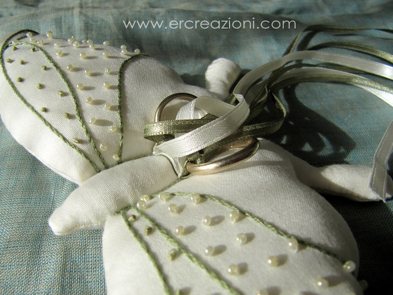 Cuscino Fedi Nuziali Bianco 18x18 Cm - Pizzo E Perle Per Matrimoni - Foto 12