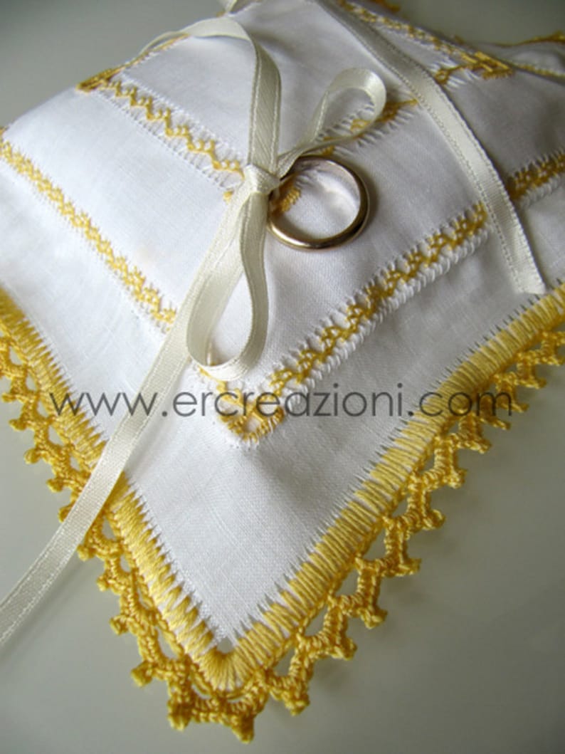 Cuscino Portafedi Nuziali Floreale Con Fiocco E Perle - 20x20 Cm - Bianco - 3