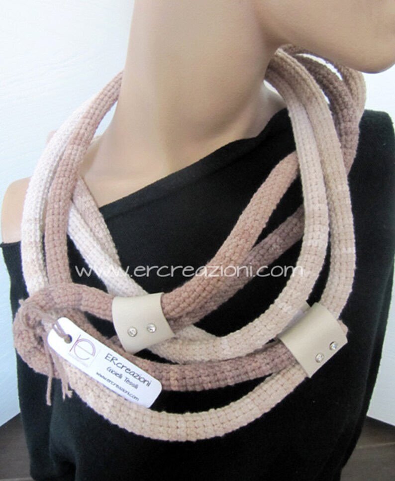 Collier fait main au crochet. image 1