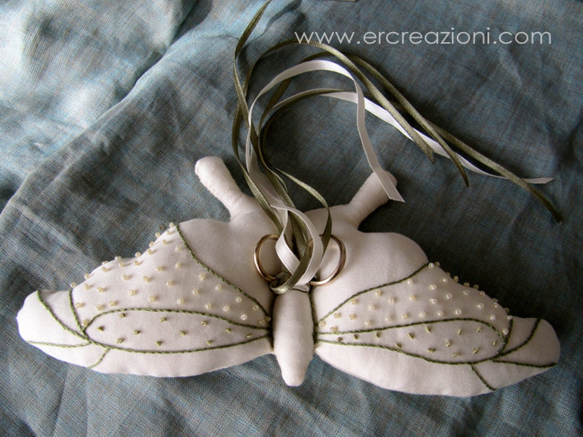 Cuscino Per Fedi Nuziali Personalizzato - Raso Avorio, Con Nomi E Data, Made In Italy