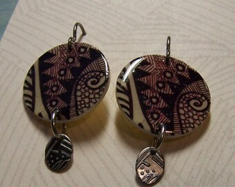 Ronde Statement Oorbellen - Bungelende Oorbellen w / metal drop - Handgetekende Shrink Art - Lichtgewicht - Door Jennifer Obertin - Niobium Earwires