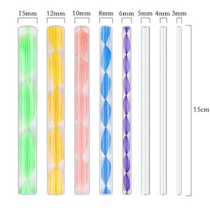 Puede incluir: Conjunto de 8 rodillos de amasar de acrílico en varios tamaños y colores, que van desde 3 mm hasta 15 mm de diámetro y 15 cm de largo. Los rodillos tienen un diseño texturizado y son ideales para crear patrones decorativos en fondant o arcilla.